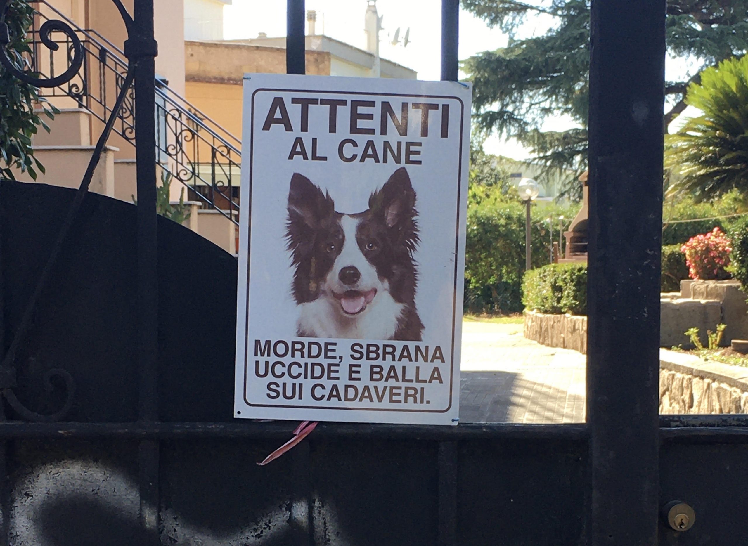 In via Cimone il cartello Attenti al cane tra i più originali della città  - Montesacro