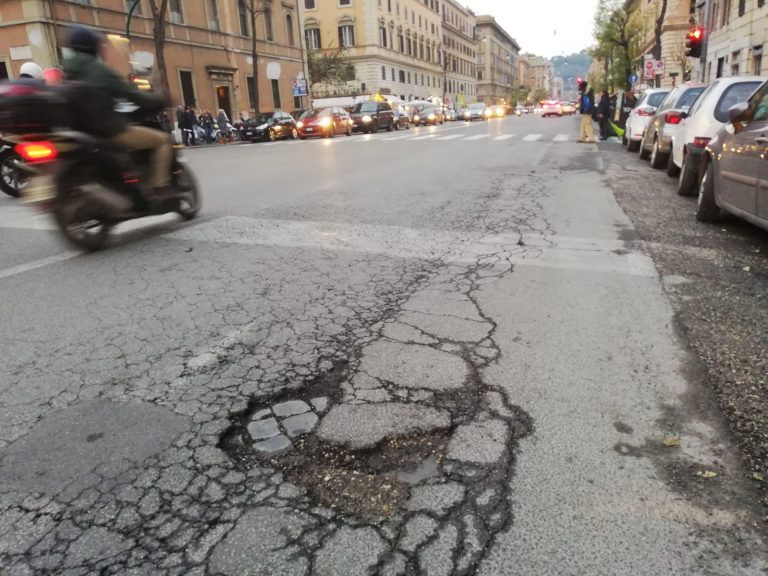 Via Leone IV Cede L Asfalto E Si Apre Una Buca Sulla Carreggiata Prati