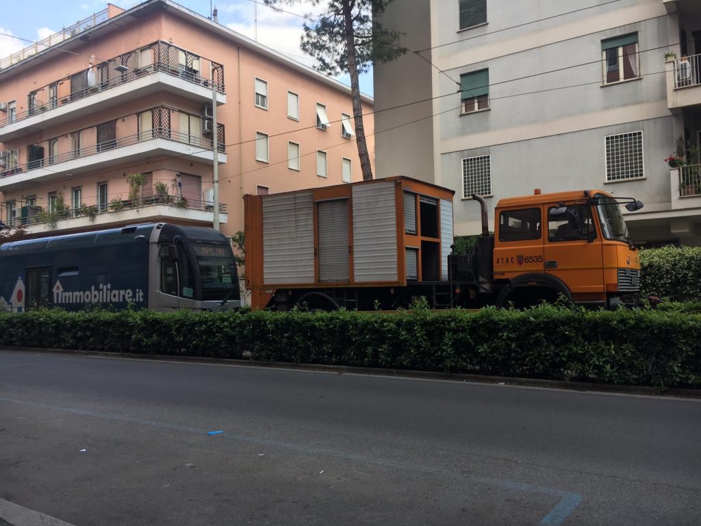 Un mezzo di Atac che porta via il tram danneggiato