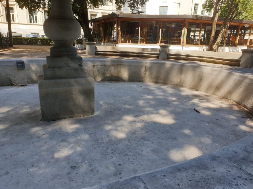 La fontana al cento del parco è prosciugata da tempo