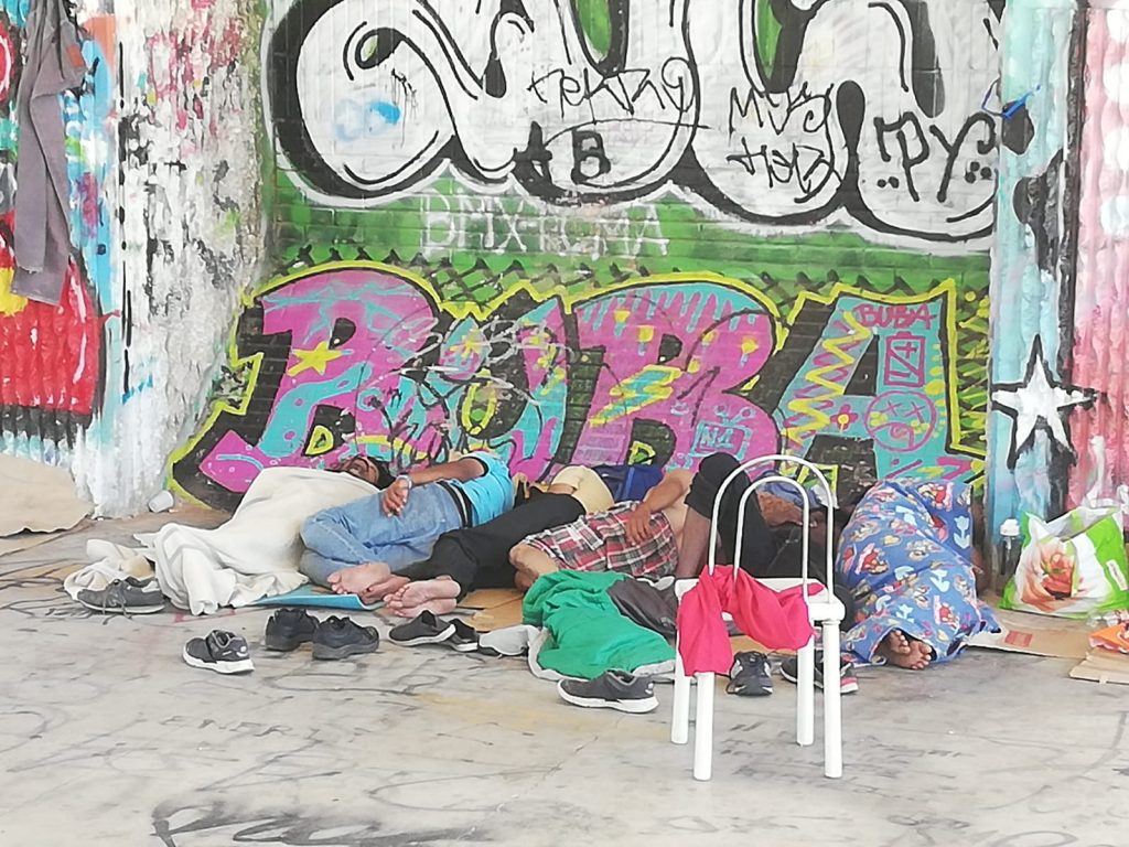 Avrebbe dovuto essere un'area dedicata allo skateboard, invece è diventato un dormitorio per senzatetto