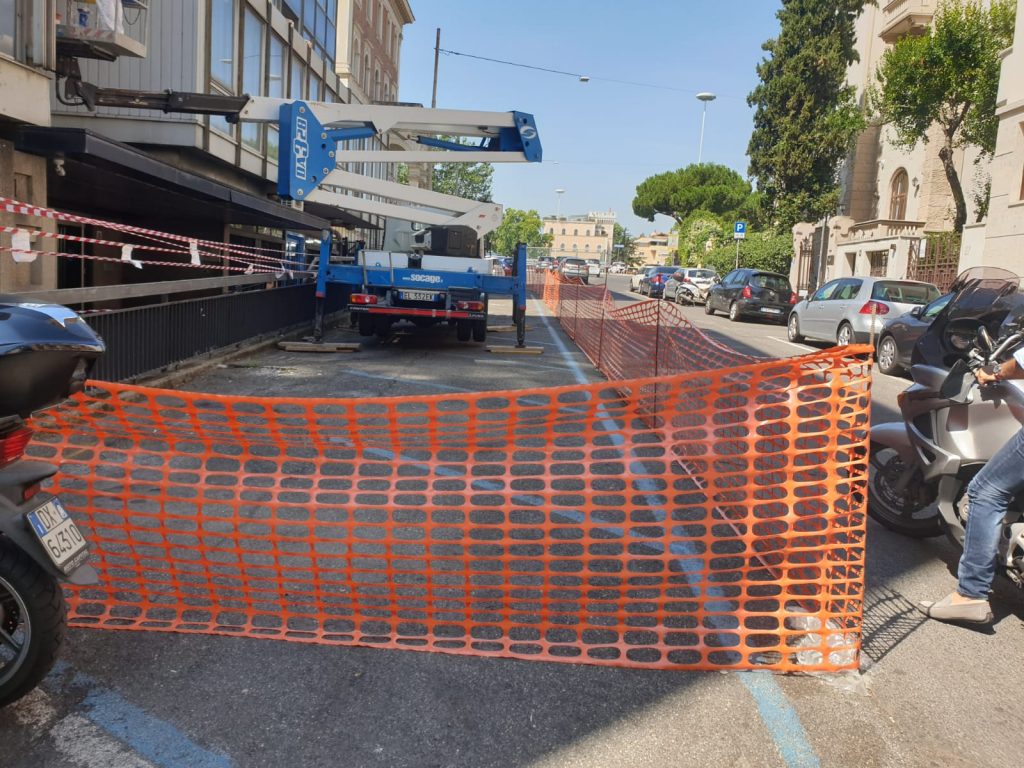 Via Cesare Beccaria perde alcuni posti auto: ecco fino a quando