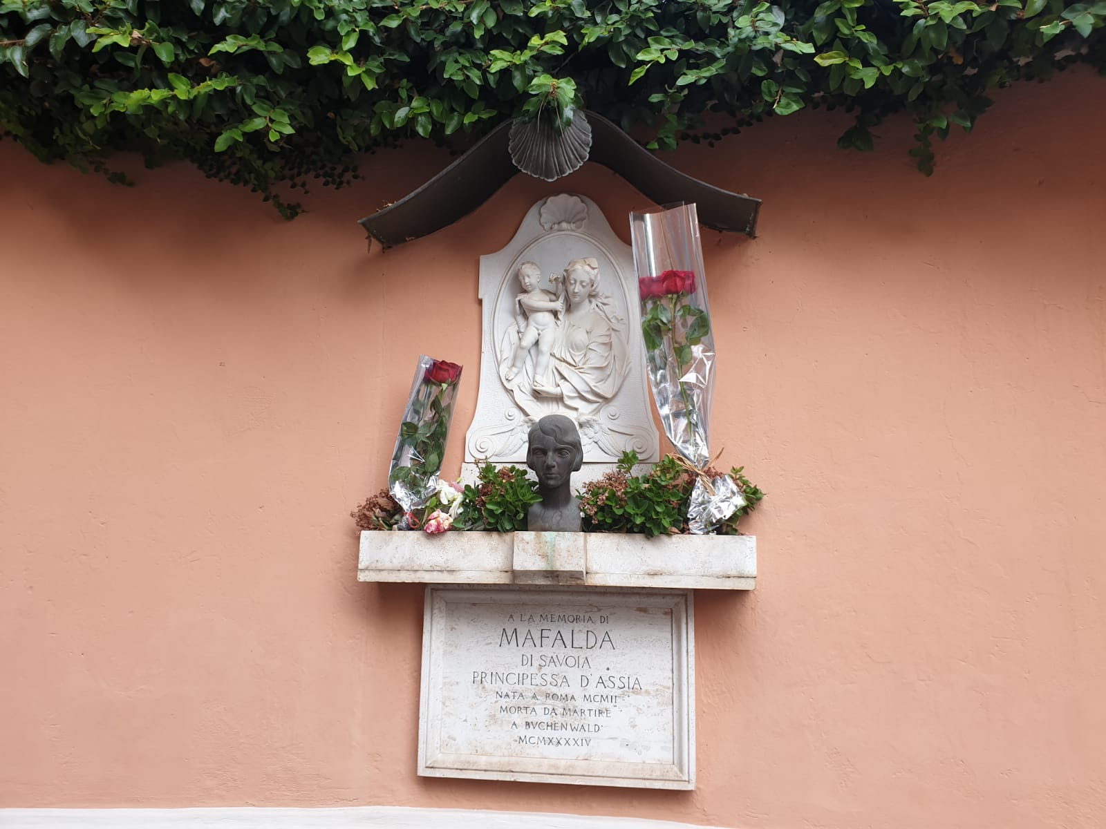 La dedica a Mafalda di Savoia davanti a Villa Polissena