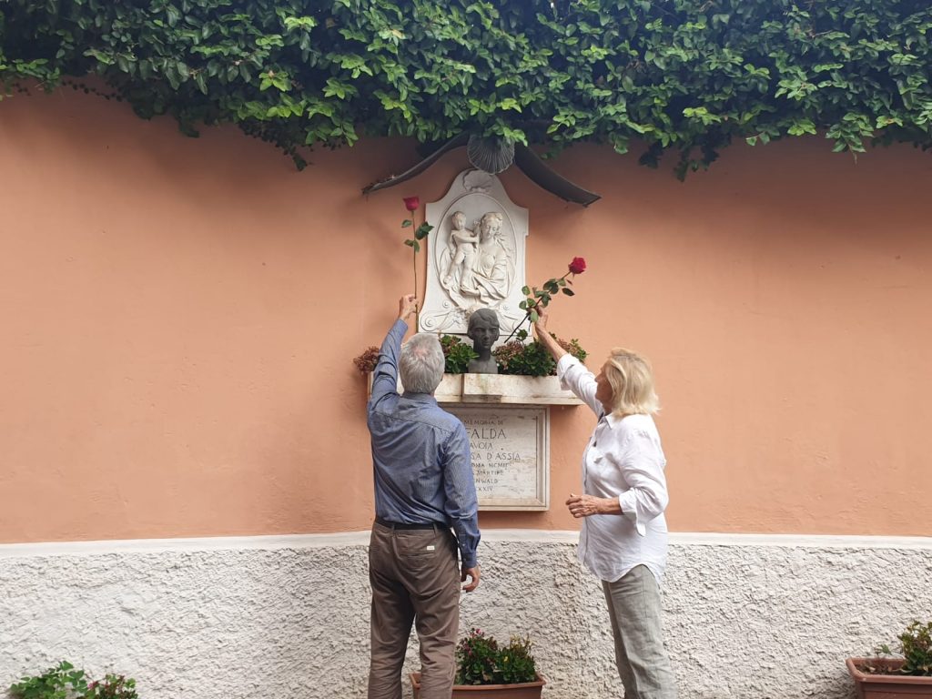 L'Osservatorio Sherwood omaggia Mafalda con le rose