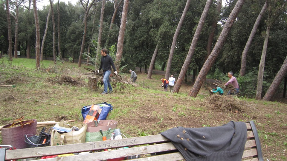 I volontari al lavoro a Villa Glori per rimuovere la vegetazione in eccesso