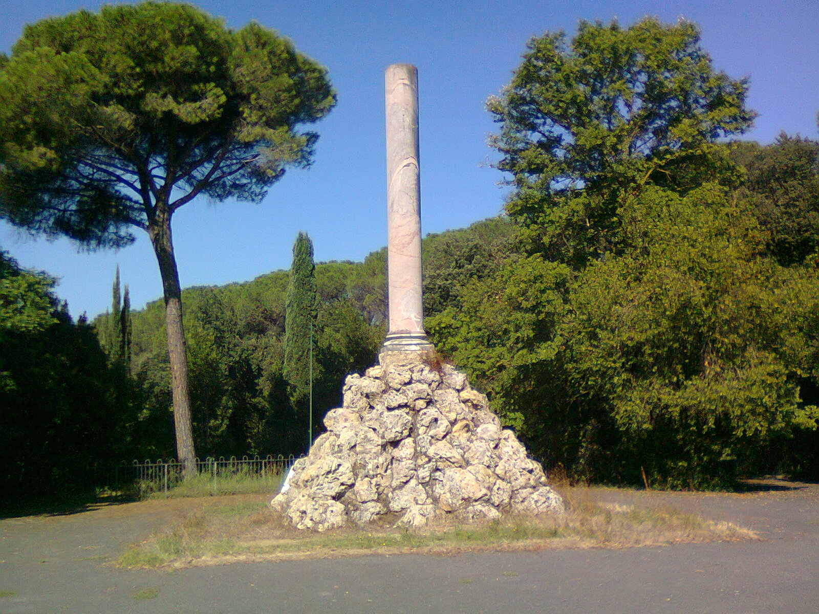 La colonna dedicata al sacrificio dei fratelli Cairoli