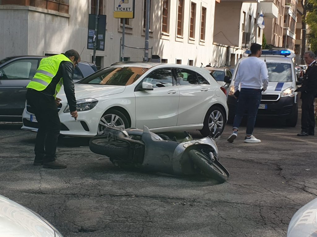 La Mercedes e lo scooter a terra dopo l'incidente in via Panama