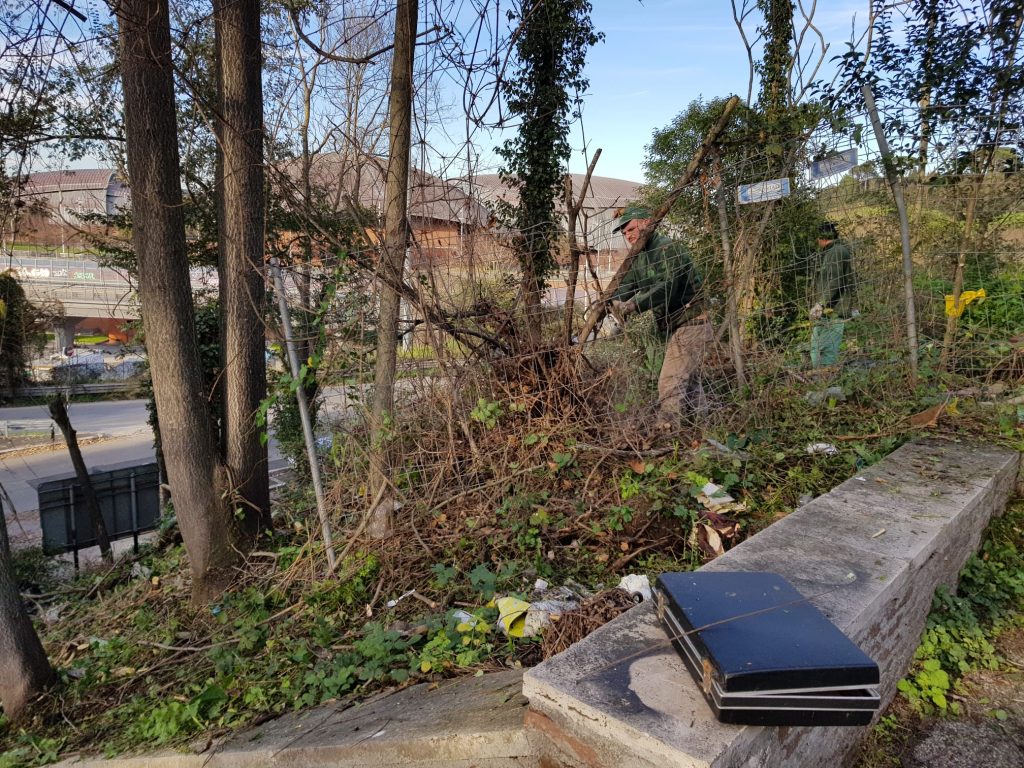 I giardinieri di Roma Capitale sono all'opera per tagliare le alte erbacce sulla collina tra via Archimede e viale Pilsduski