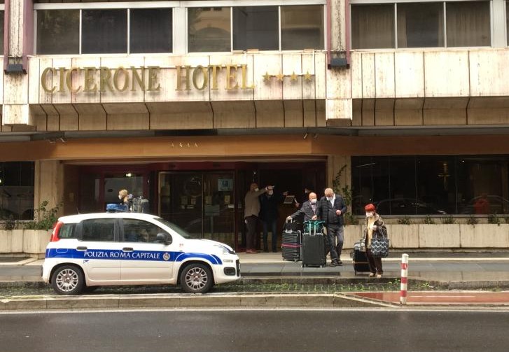 TURISTI LASCIANO L'HOTEL CICERONE