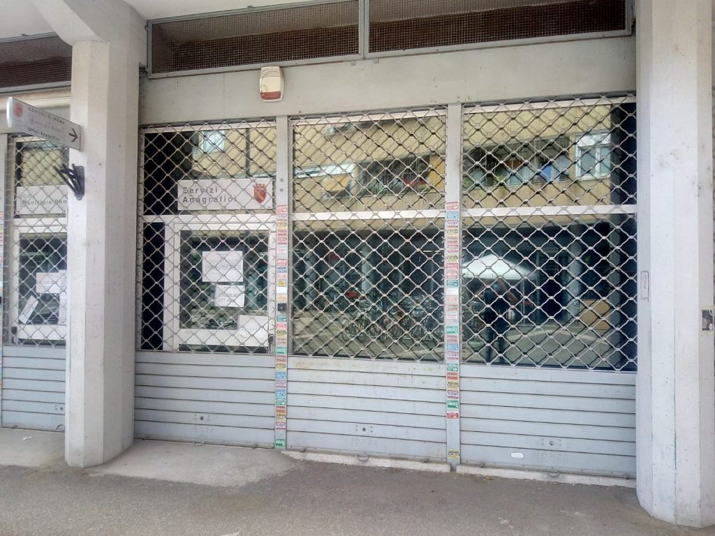 Gli uffici anagrafici chiusi a piazza Grecia