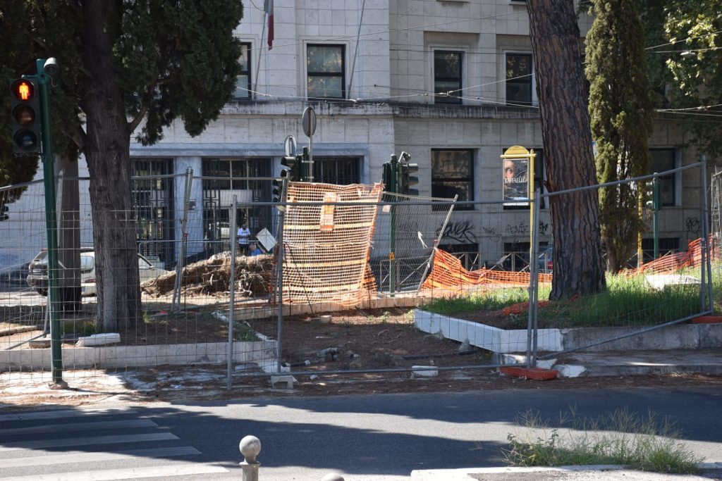 Il passaggio ciclopedonale ancora da ultimare in piazza delle Cinque Giornate