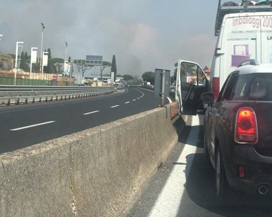 Le auto incolonnate sull'Aurelia. Foto da Facebook