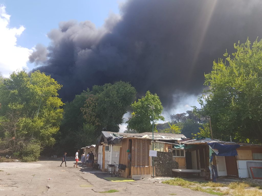 L'incendio visto dal campo nomadi