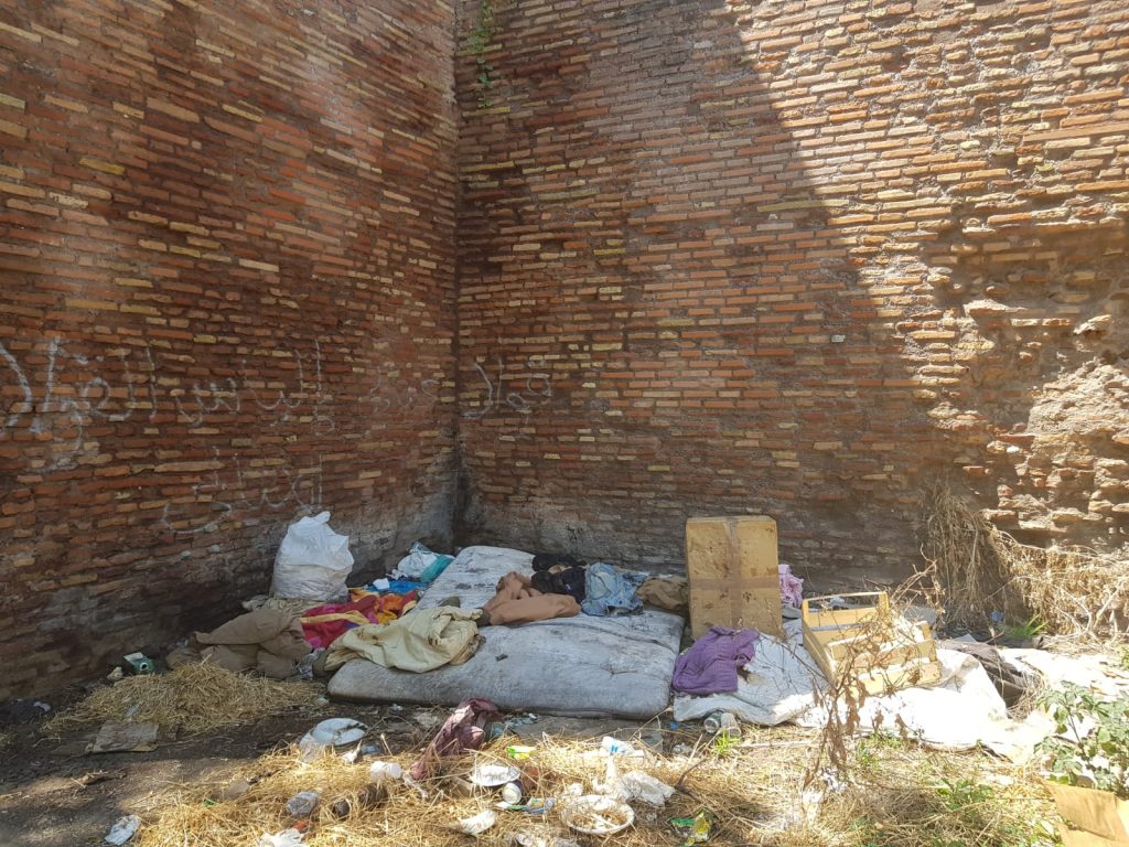 A POCHI PASSI DALLA NUOVA BIKE LANE CHE COLLEGHERÀ PORTA PIA CON PIAZZALE DEL VERANO, OLTRE VENTI SENZATETTO CERCANO RIPARO ALL’OMBRA DEGLI ALBERI