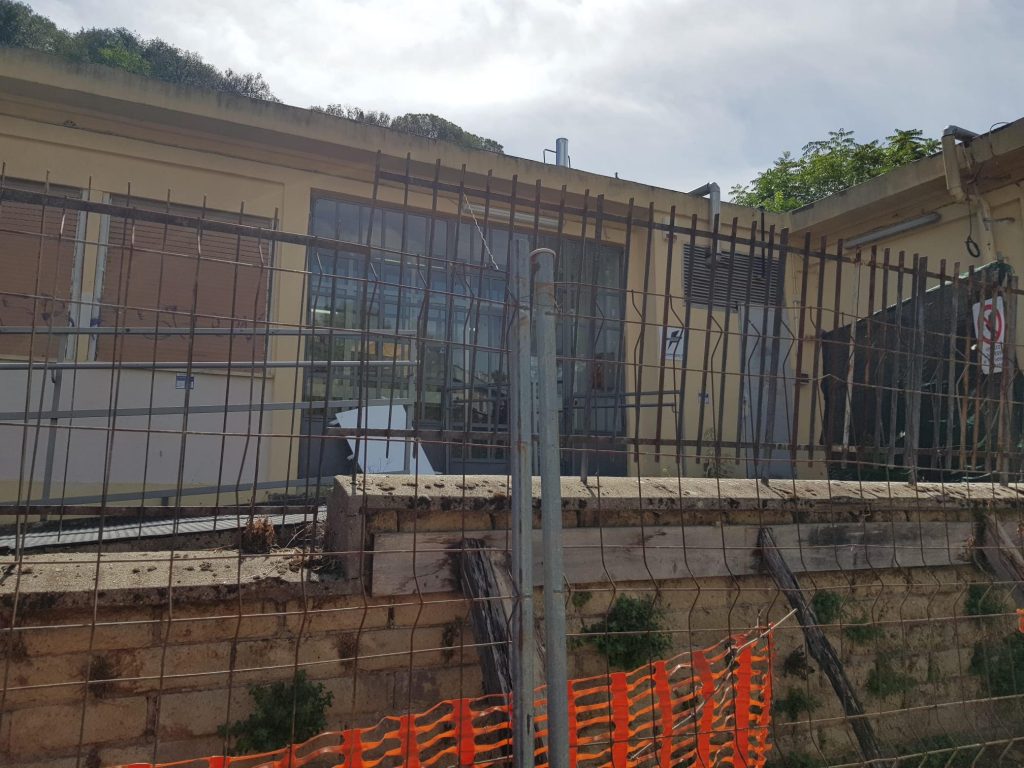 L'esterno della scuola in disuso in via Venezuela 43