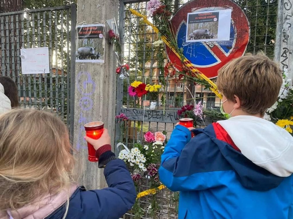 Bimbi portano fiori e candele di fronte al cancello del giardino Mario Moderni (credit foto Lega nazionale per la difesa del cane sez. Ostia)