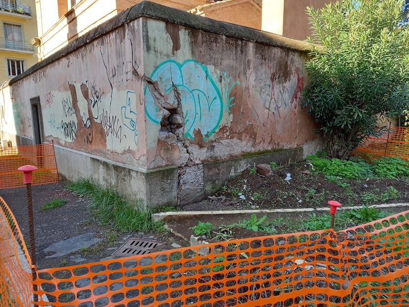 IL MURO CHE CIRCONDA LA CHIESA DI SANT'ANDREA DEL VIGNOLA