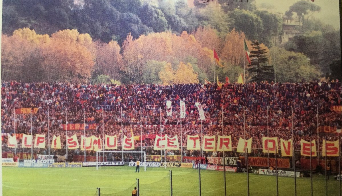 La curva Sud del Flaminio occupata dai tifosi della Roma nella stagione 89/90