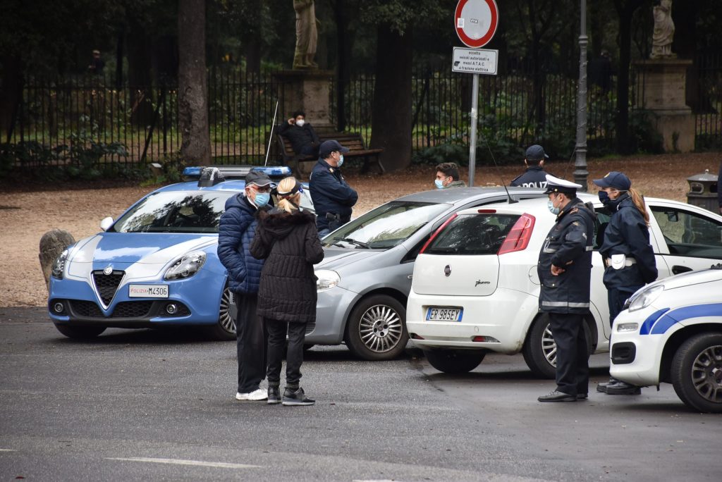 Le forze dell'ordine presidiano l'ingresso di Villa Borghese