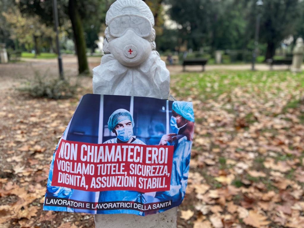 Il cartello appeso sul mezzo busto a Villa Borghese