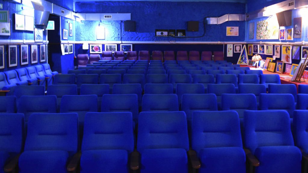 Le sedie in vendita del cinema Azzurro Scipioni