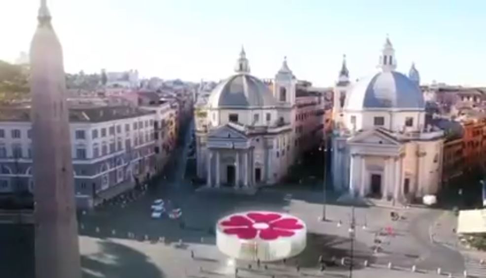 Una "primula" a piazza del Popolo. Fotogramma dal video diffuso da Sfefano Boeri tramite canali social