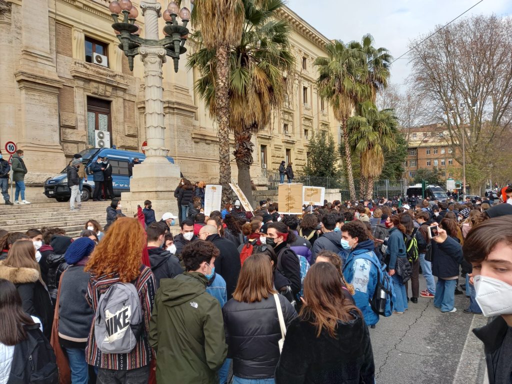 La protesta degli studenti davanti al Miur