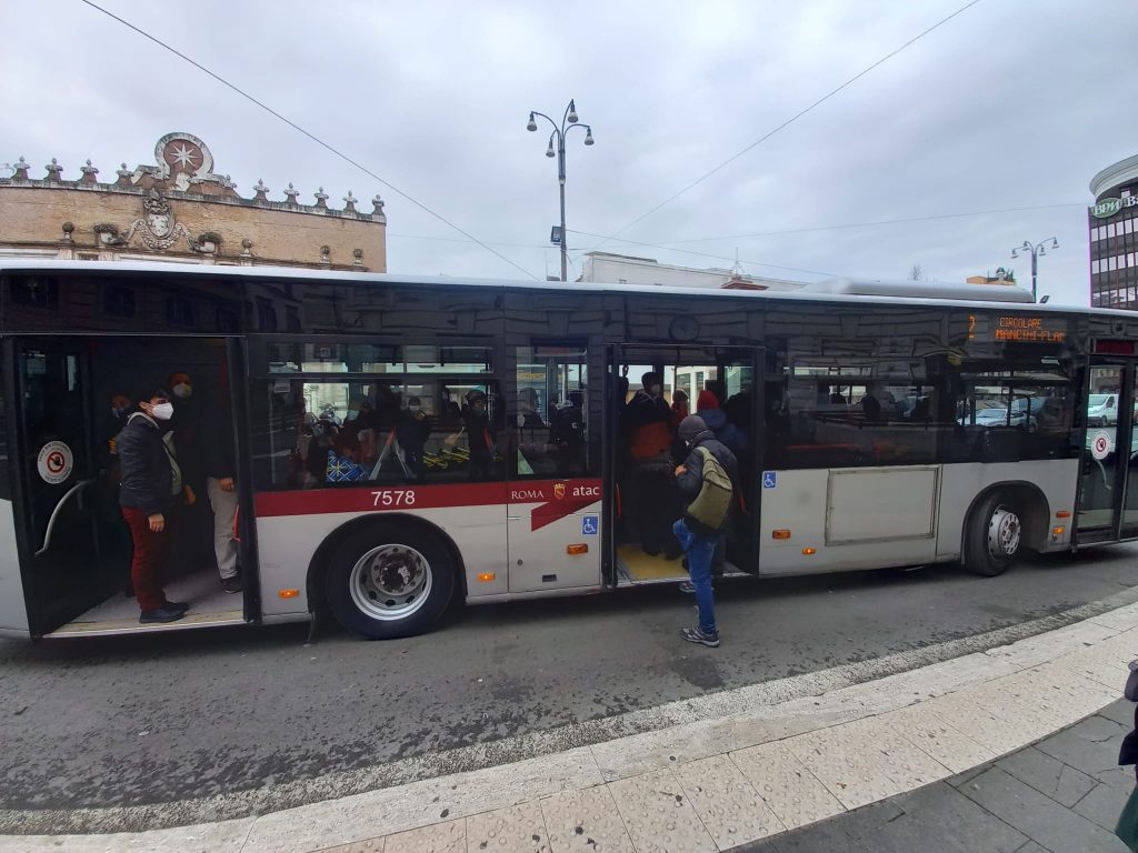 Il bus della linea 2 pieno oltre la capienza consentita dalle norme anti Covid