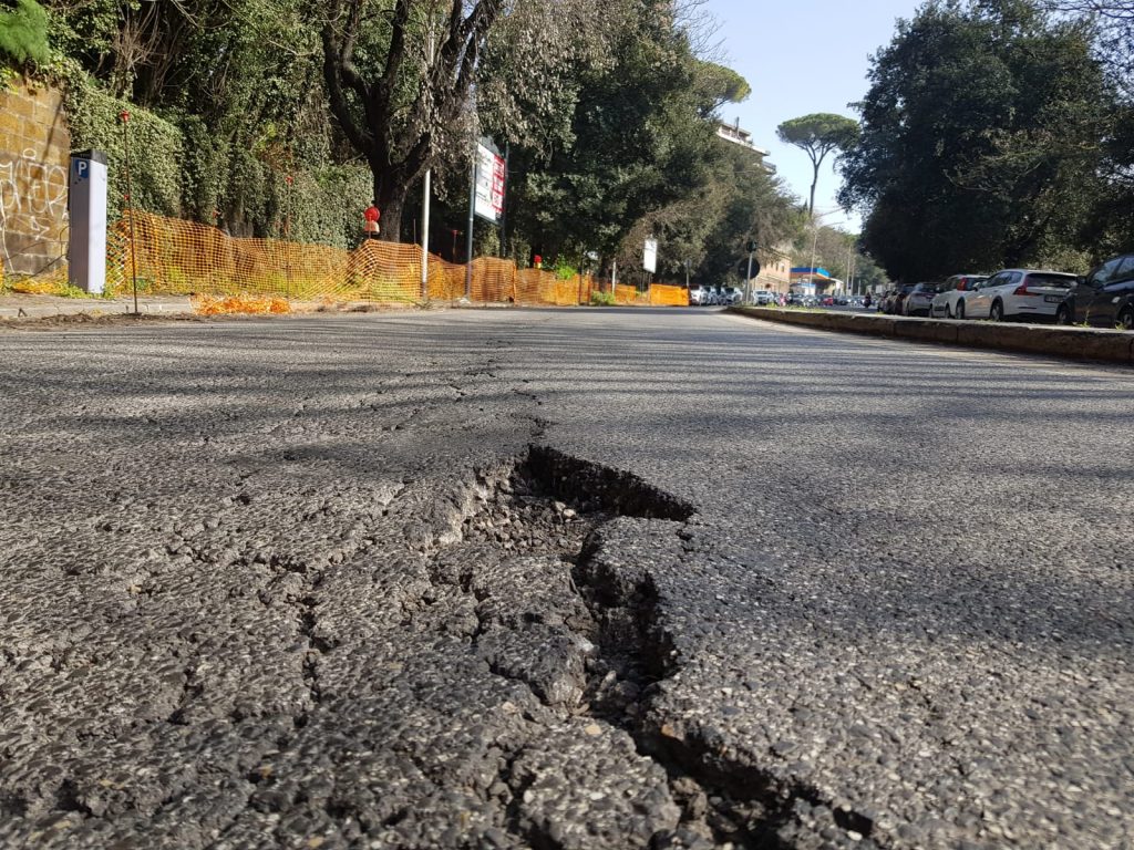 Una crepa sull'asfalto di viale Bruno Buozzi