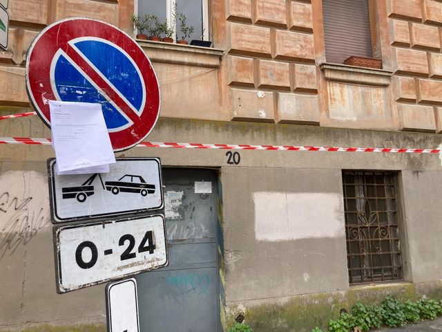 Il cartello di divieto di sosta a piazza Melozzo da Forlì