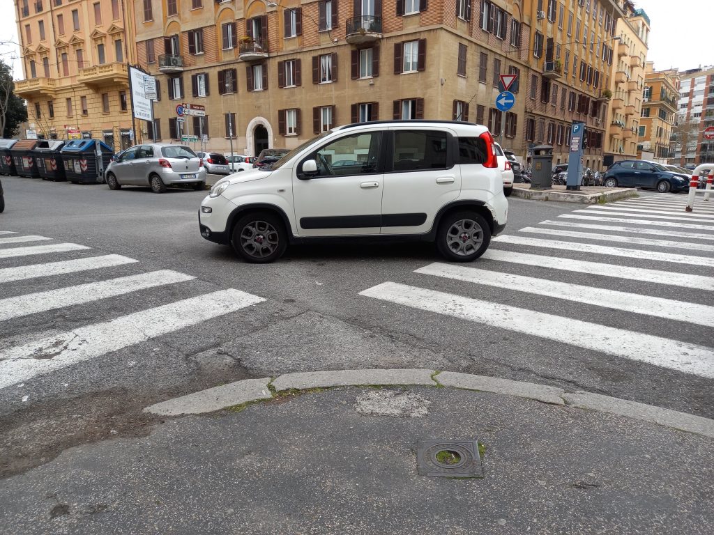 L'auto parcheggiata in mezzo a via Cesare Fracassini