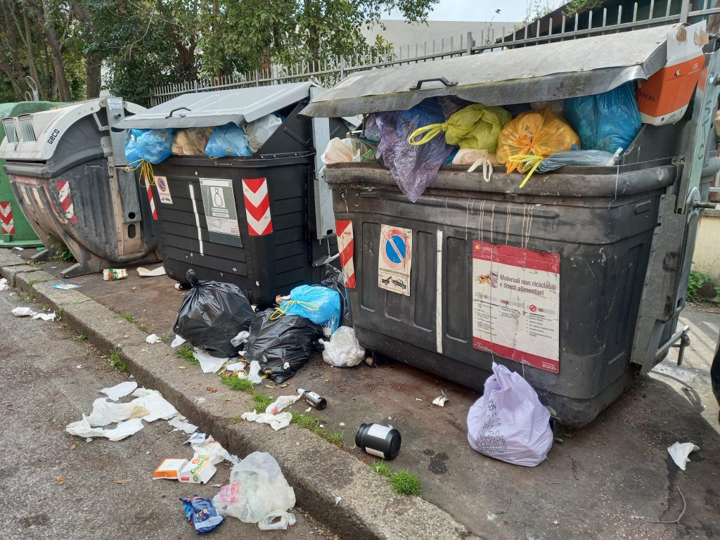 Il punto di raccolta dei rifiuti di via Luigi Poletti, a pochi metri da piazza Mancini