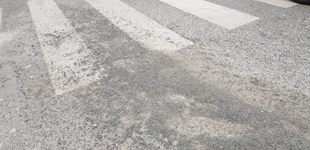 Brecciolino sull'asfalto di viale Parioli