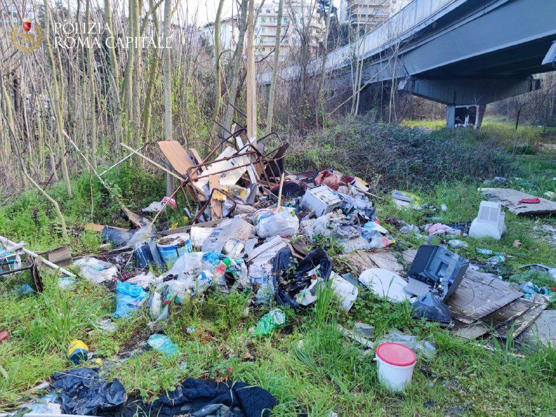 I rifiuti abbandonati nei pressi dello stadio Flaminio