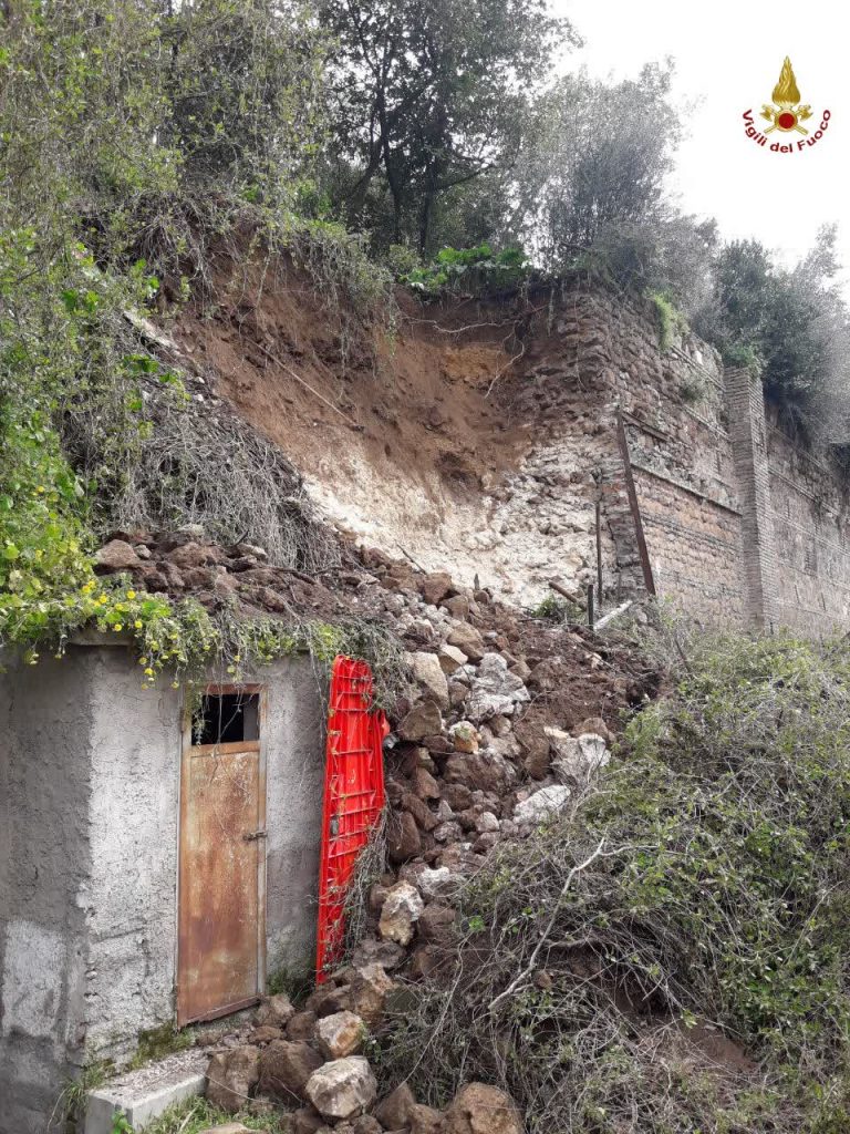 Il punto in cui è avvenuto lo smottamento in via Flaminia