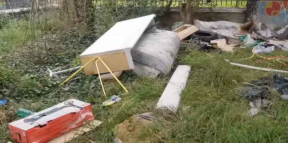 La discarica a cielo aperto sotto il viadotto di corso Francia