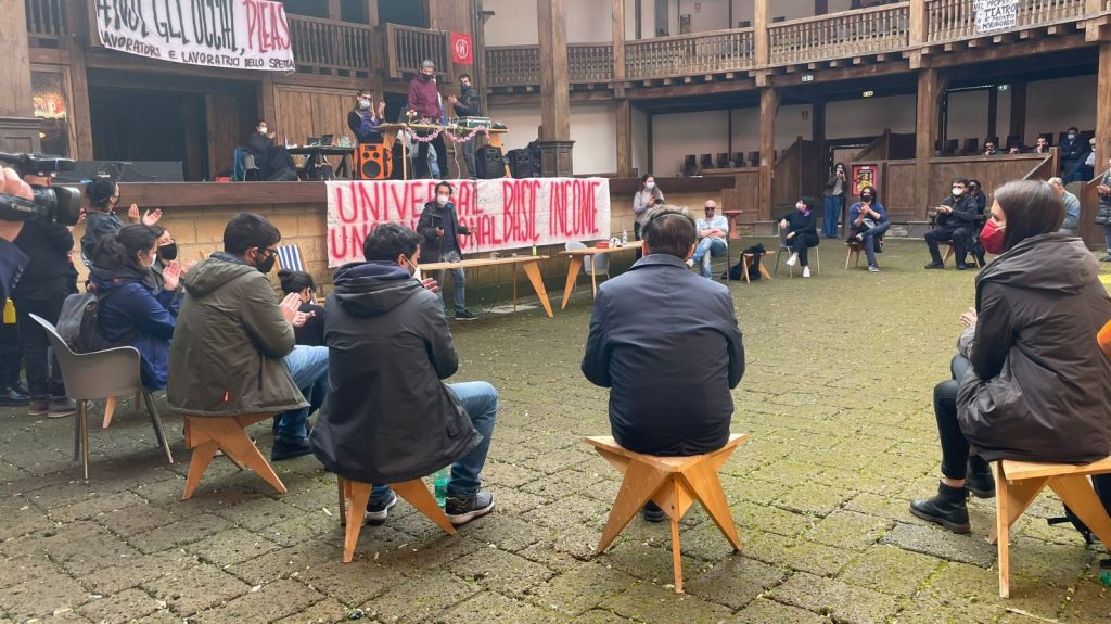 Il Globe Theatre occupato