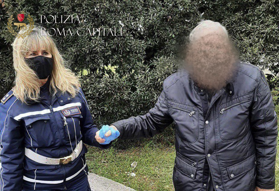 La donna ritrovata con un'agente della polizia locale