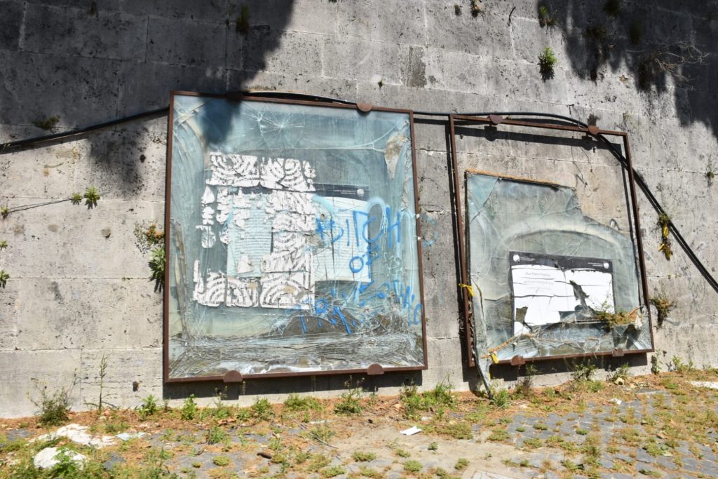 I pannelli vandalizzati lungo il Tevere