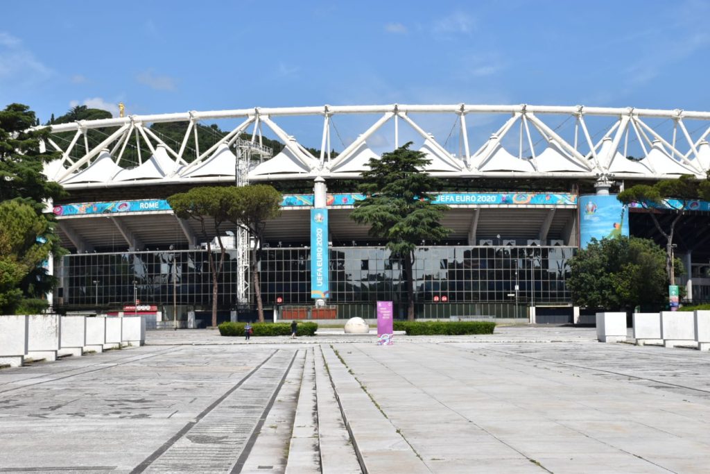 Lo stadio Olimpico con i colori di Euro 2020