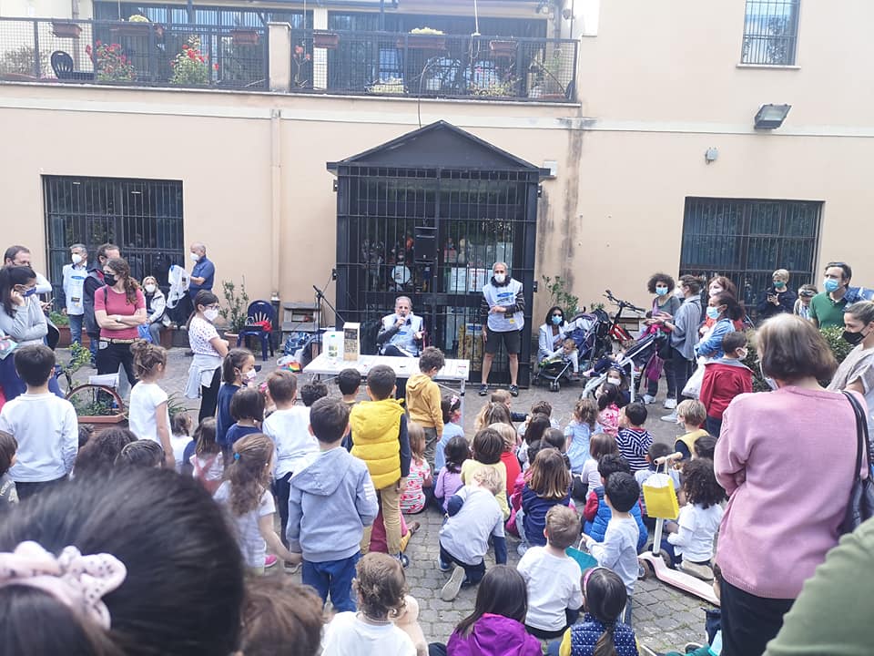 Massimo Proietti Rocchi a Villa Leopardi spiega le coccinelle ai bambini presenti - Foto da "Amici di Villa Leopardi"