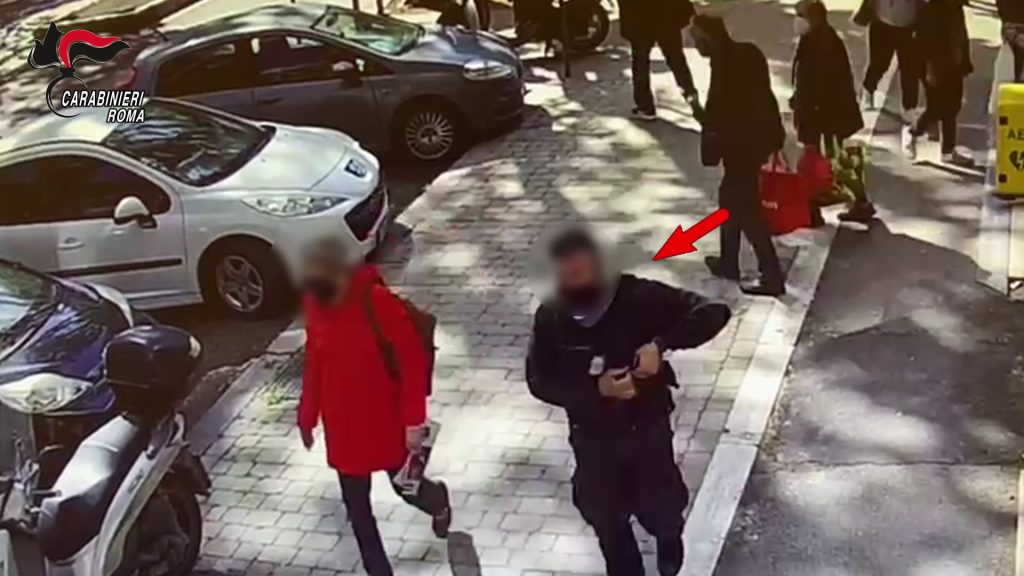 Il rapinatore camuffato da vigilante