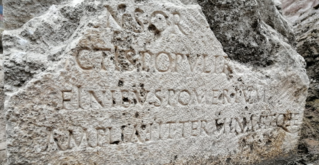 Il cippo ritrovato (foto dal sito del Museo dell'Ara Pacis)
