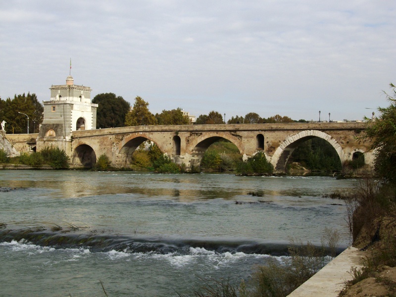 Ponte Milvio visto dal Tevere