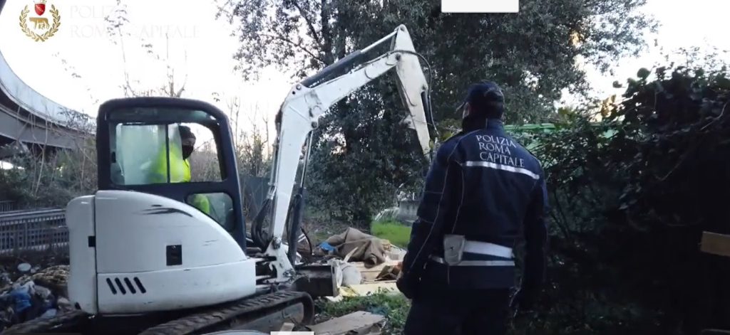 L'operazione di bonifica della polizia locale