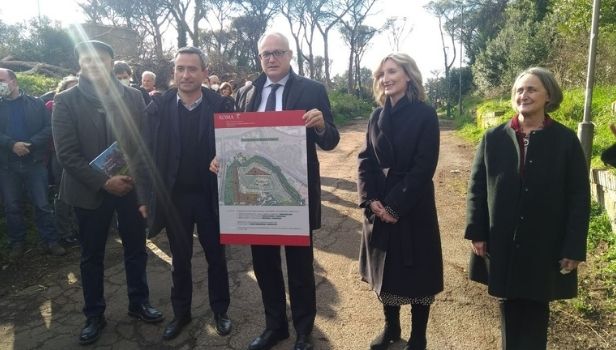 Il sindaco Gualtieri mostra il progetto di riforestazione di Monte Antenne