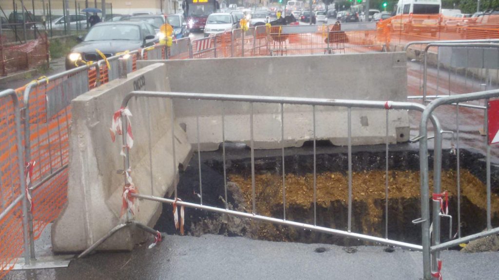 La voragine a corso Francia. Foto dalla pagina Facebook di Daniele Torquati