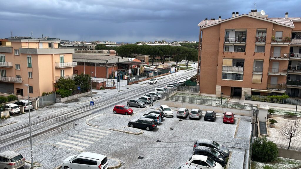 Neve nel quartiere Romanina (foto di Manuel Burani dalla pagina Meteo Lazio)