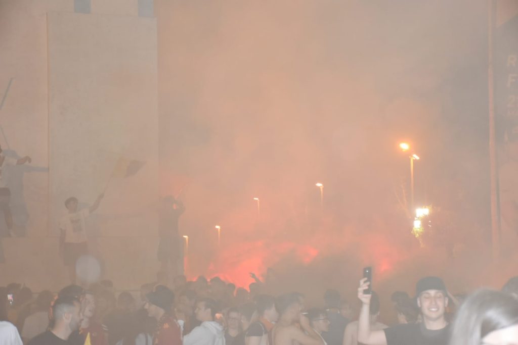 I festeggiamenti dei tifosi all'uscita dello stadio Olimpico