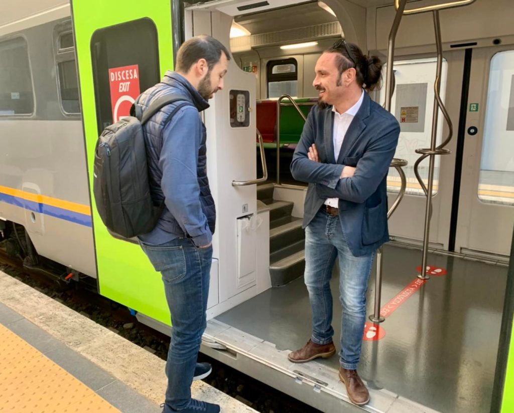 Daniele Torquati, a destra, a bordo di un treno a Vigna Clara